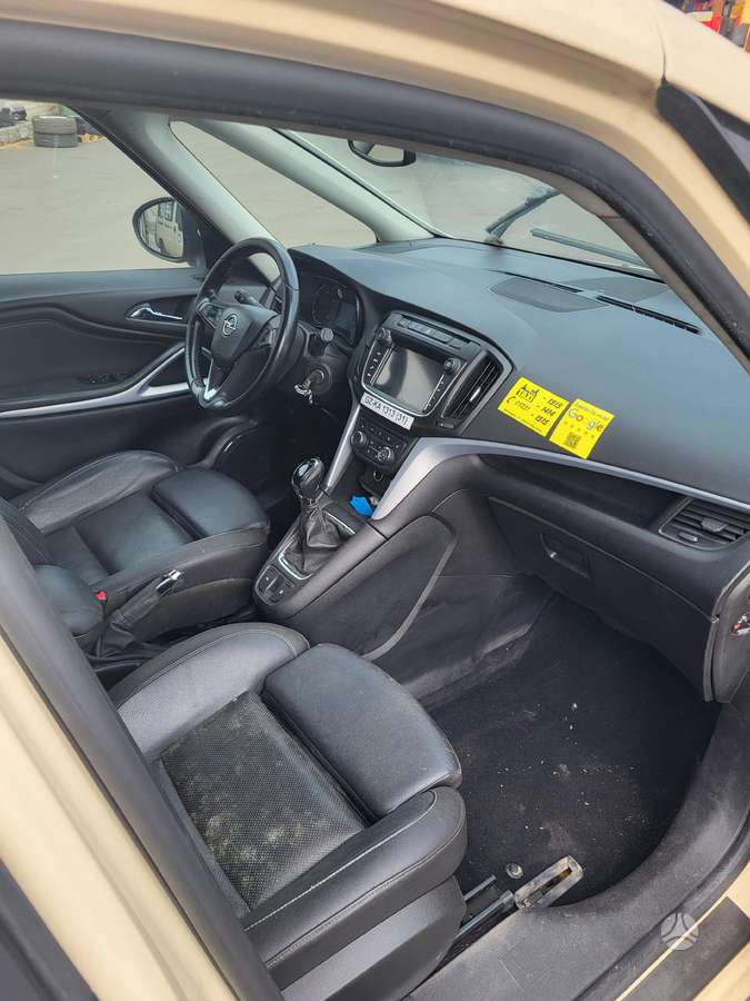 Opel Zafira dalimis