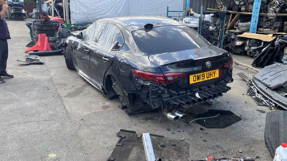 Alfa Romeo Giulia dalimis