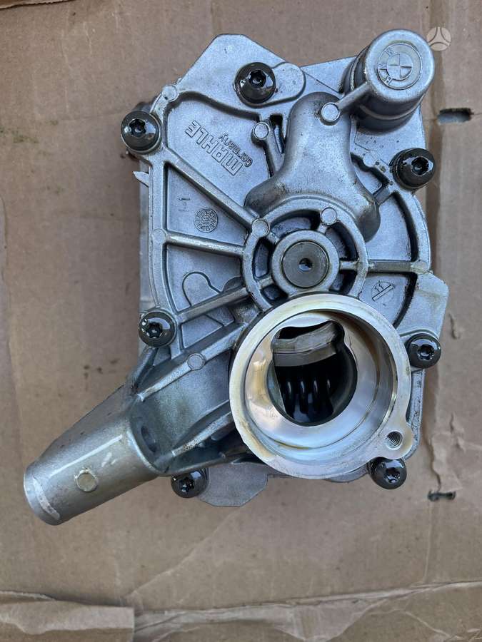 BMW 750, 8601072 n63b44c, детали двигателя