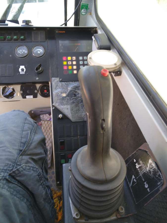 Volvo 340, crane