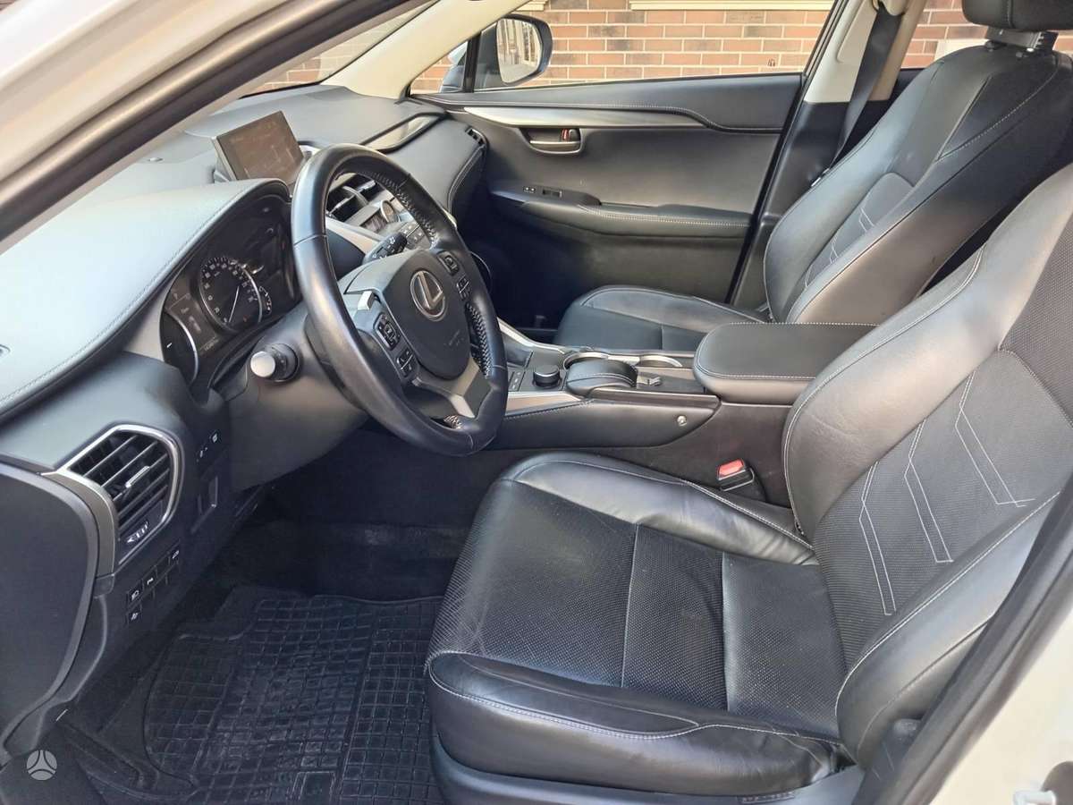 Lexus NX 300, 2.5 l., off-road / crossover