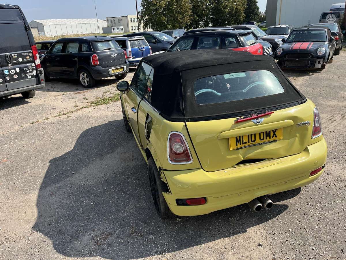 Mini Cooper dalimis