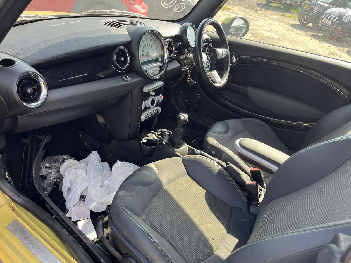 Mini Cooper dalimis