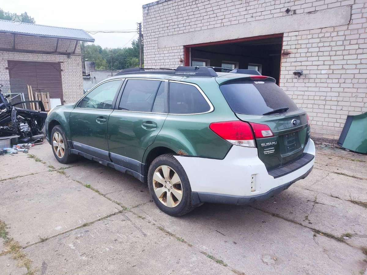 Subaru Outback dalimis