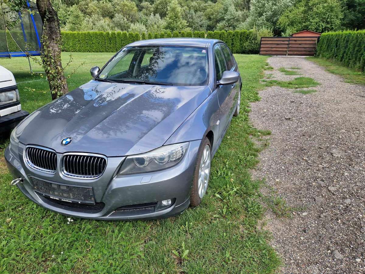BMW 330 Dalimis