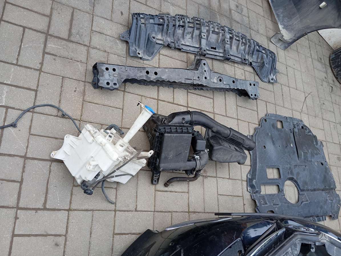 Toyota Auris kėbulo dalys