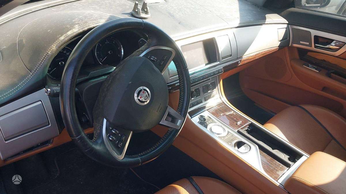 Jaguar XF dalimis