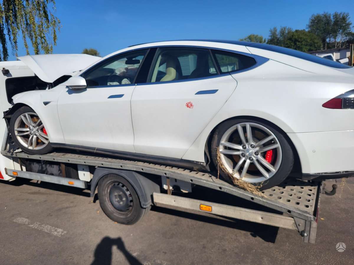 Tesla Model S по частям