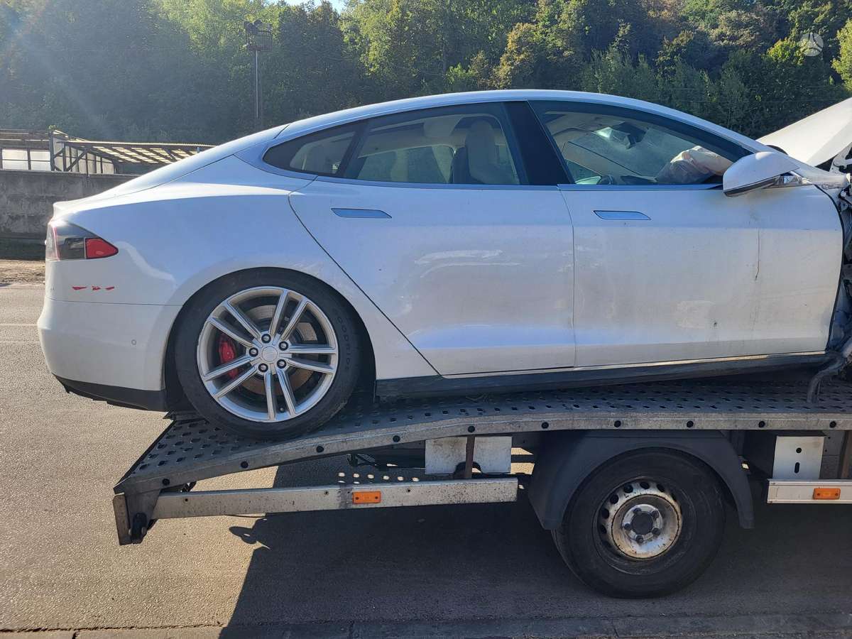Tesla Model S по частям