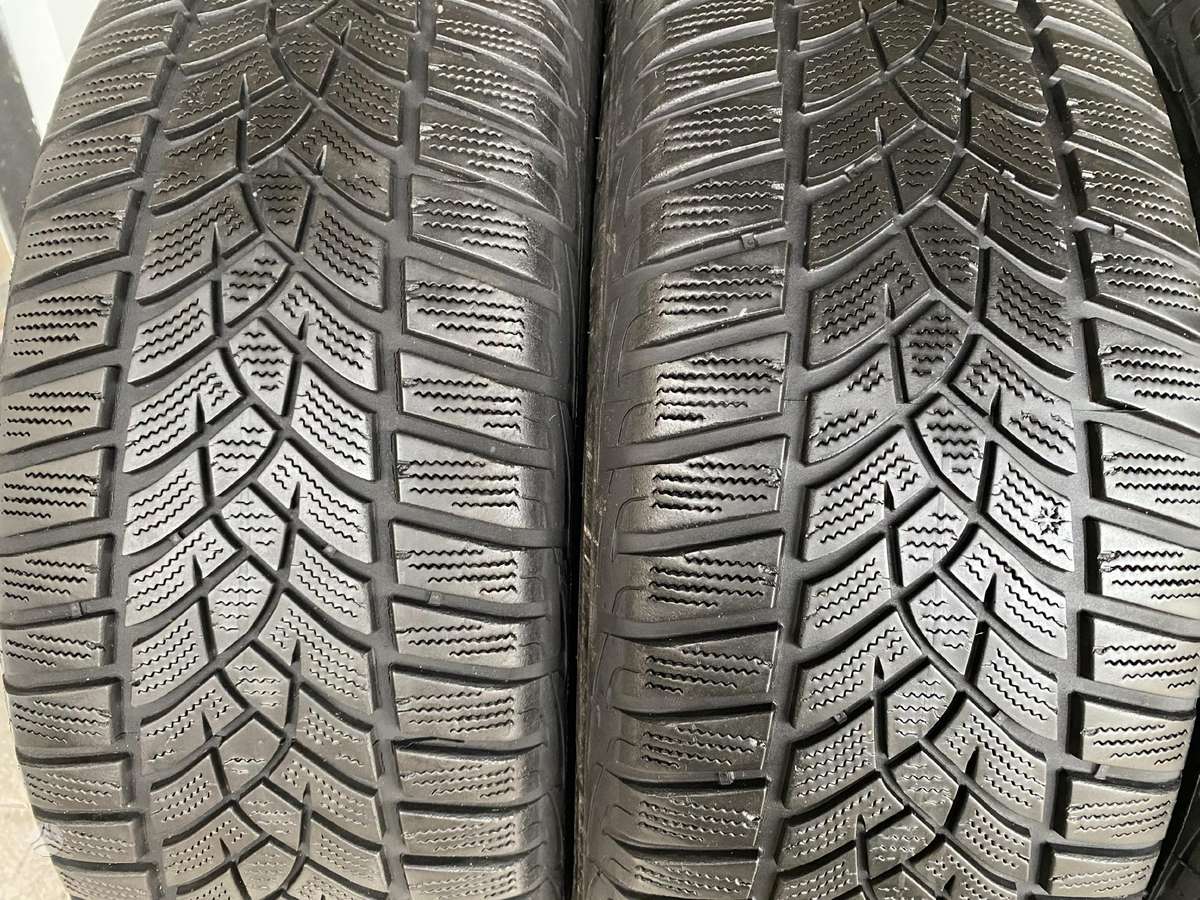 Goodyear Ultragrip performance, žieminės 215/60 R16