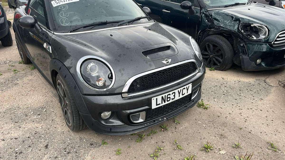 Mini Cooper dalimis. Dalimis