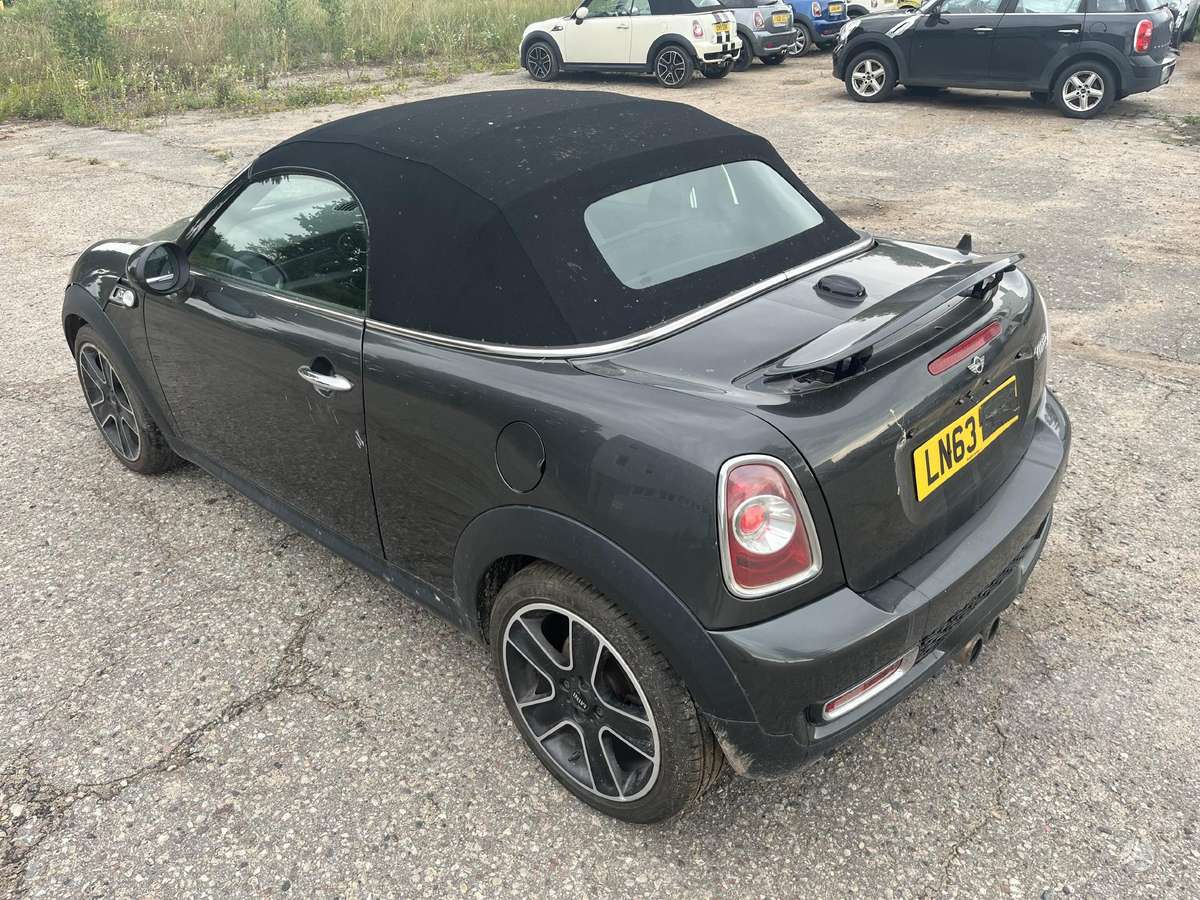 Mini Cooper dalimis. Dalimis