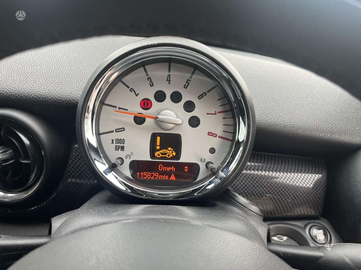 Mini Cooper dalimis. Dalimis