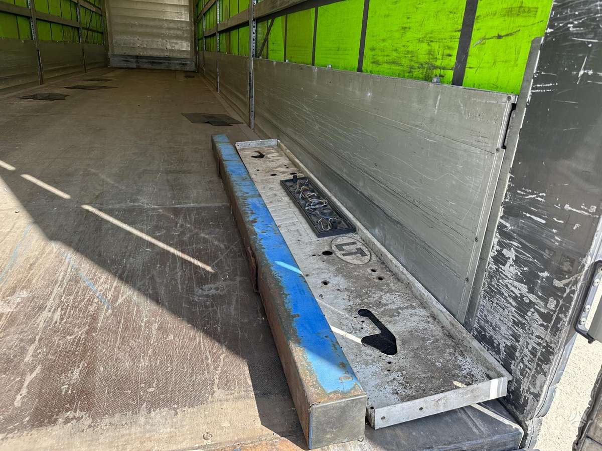Schmitz Bort-schtora, curtainsider with dropside