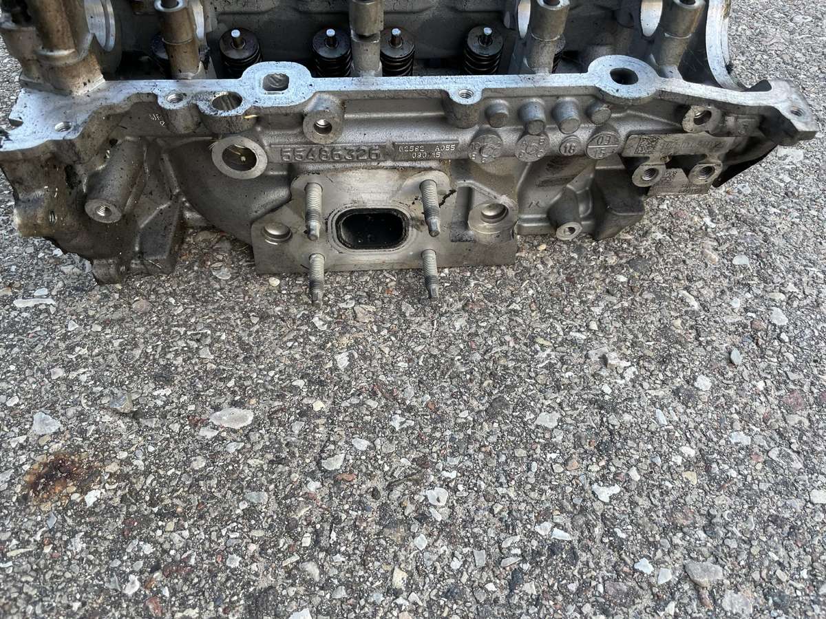 Opel Astra cylinder head