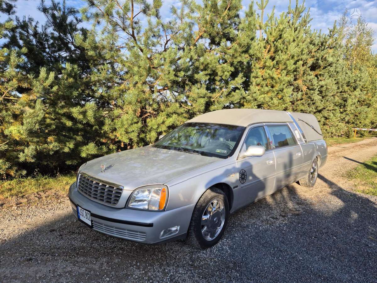 -Kita- Cadillac Deville, autokatafalkai