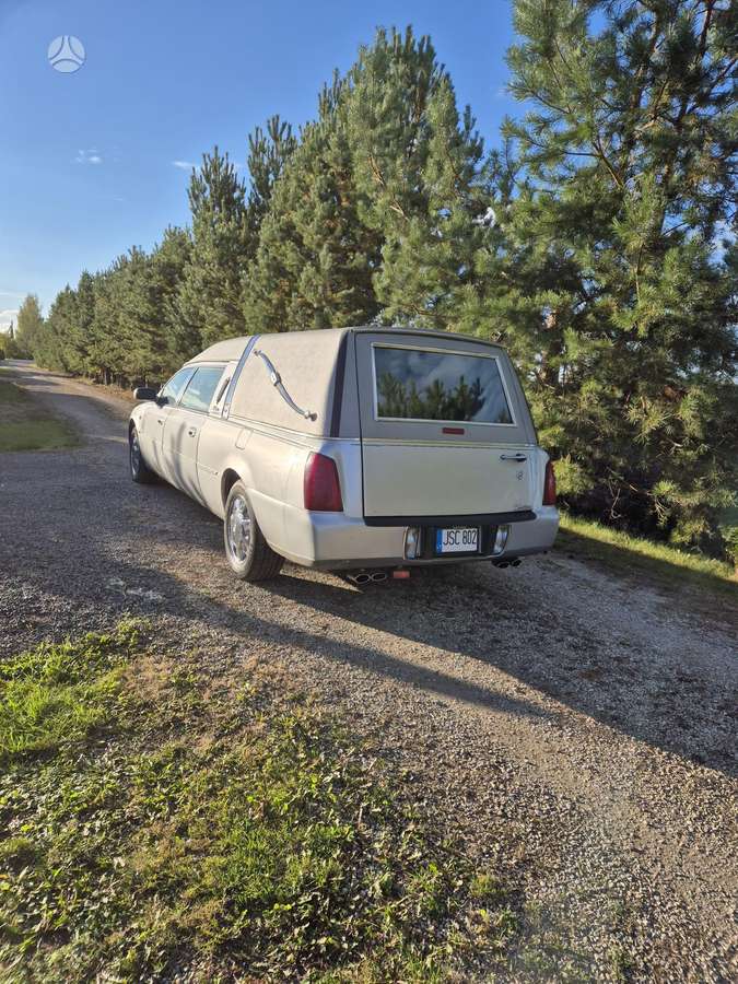 -Kita- Cadillac Deville, autokatafalkai
