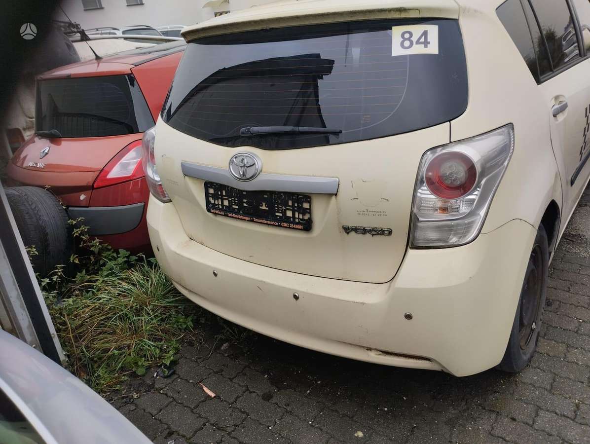 Toyota Verso dalimis. Spalva sidabrine