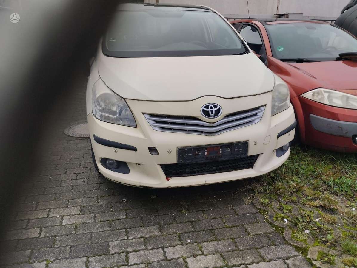 Toyota Verso dalimis. Spalva sidabrine