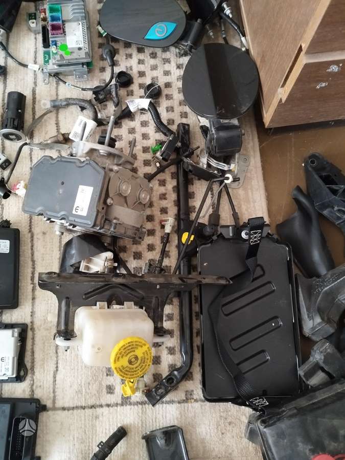 Chrysler Pacifica for parts. Pacifica hybridas