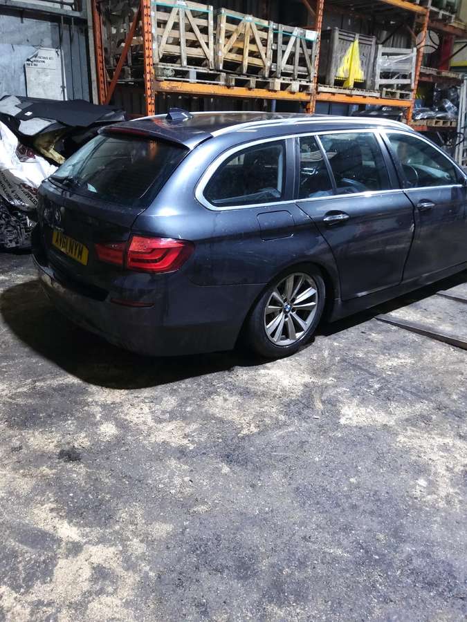 BMW 5 serija dalimis