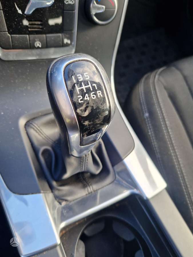 Volvo V60 dalimis
