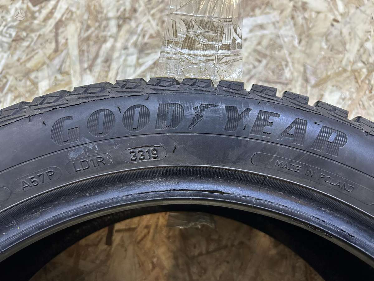 Bridgestone BLIZZAK LM005, winter 215/45 R18