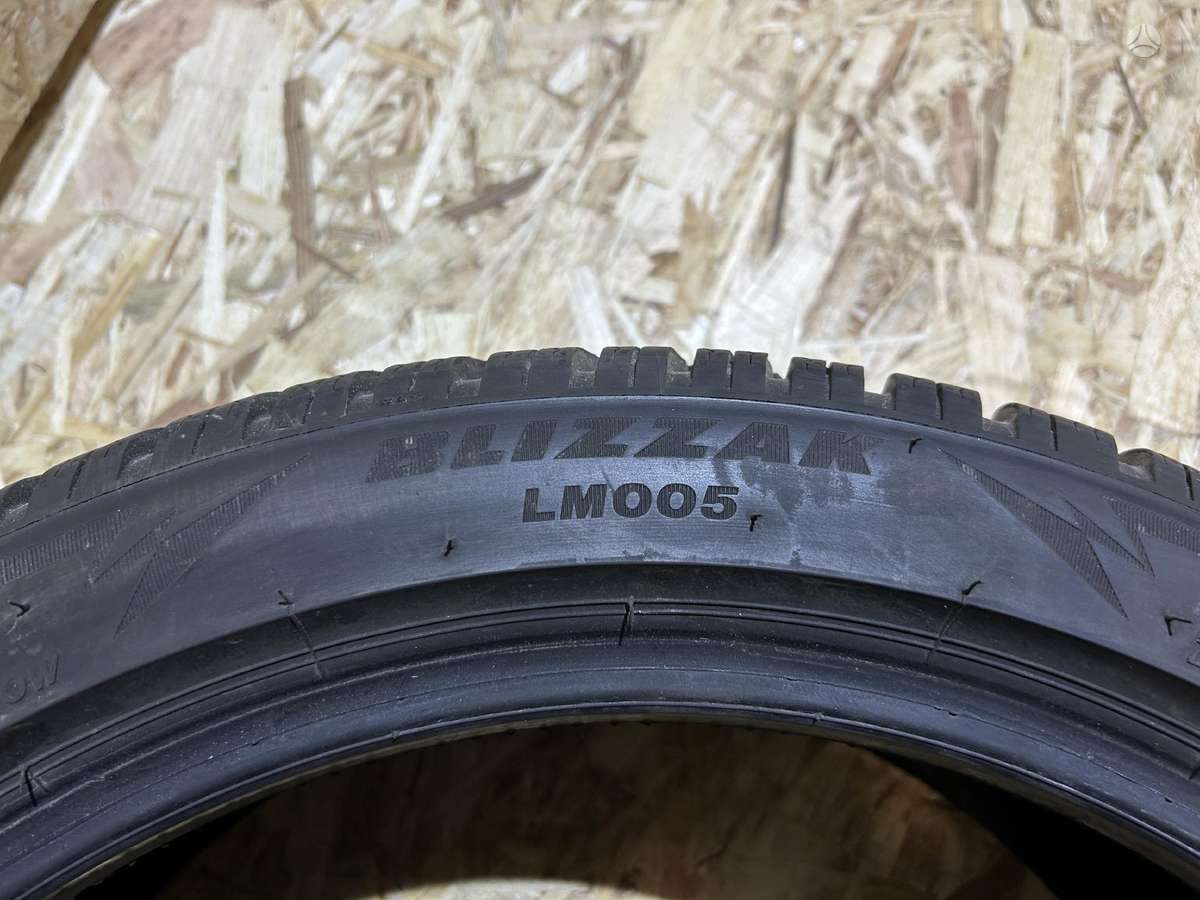 Bridgestone BLIZZAK LM005, winter 215/45 R18