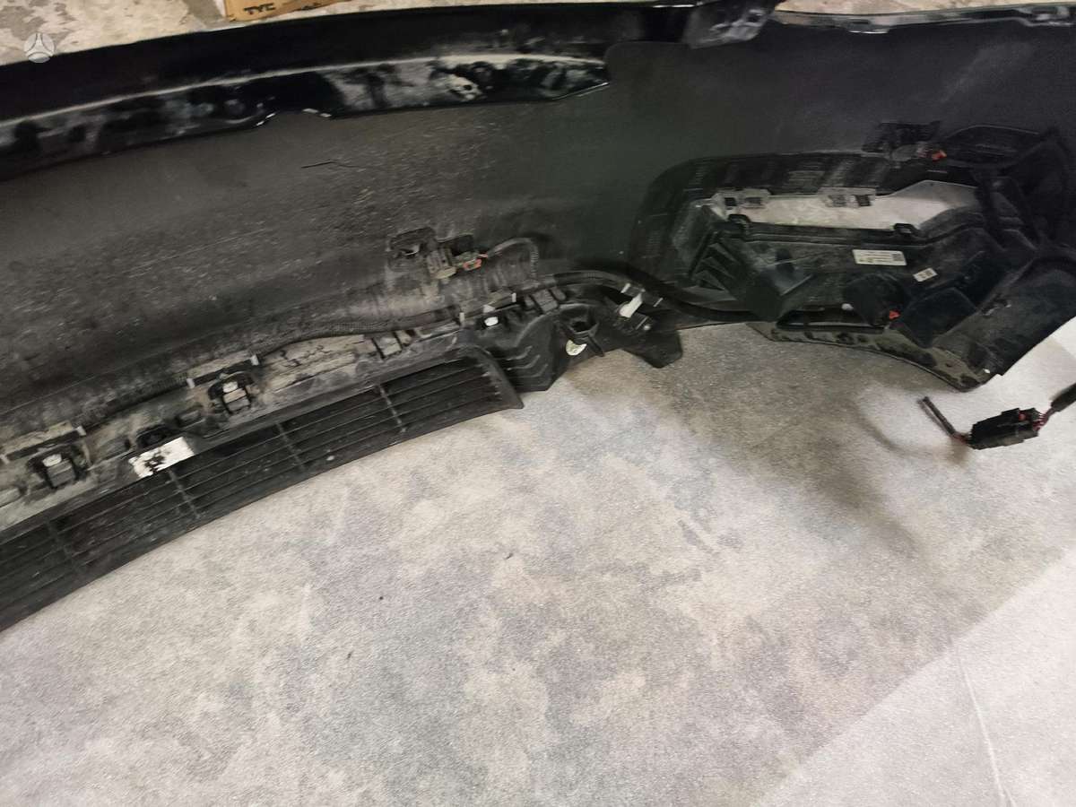 Tesla Model Y Pilnas galiu ardyti