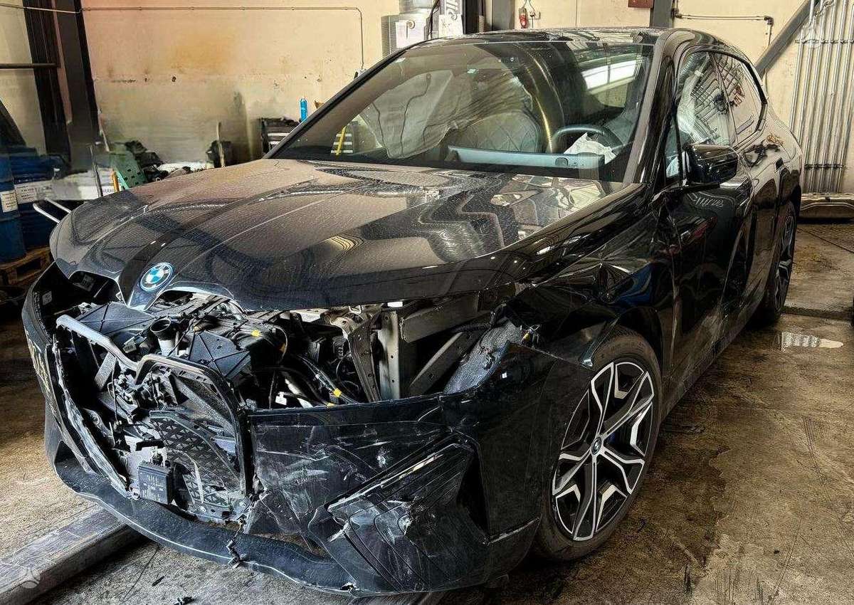 BMW iX