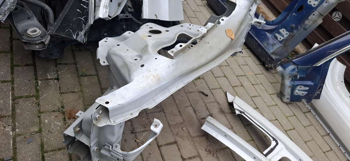 Tesla Model 3 kėbulo dalys
