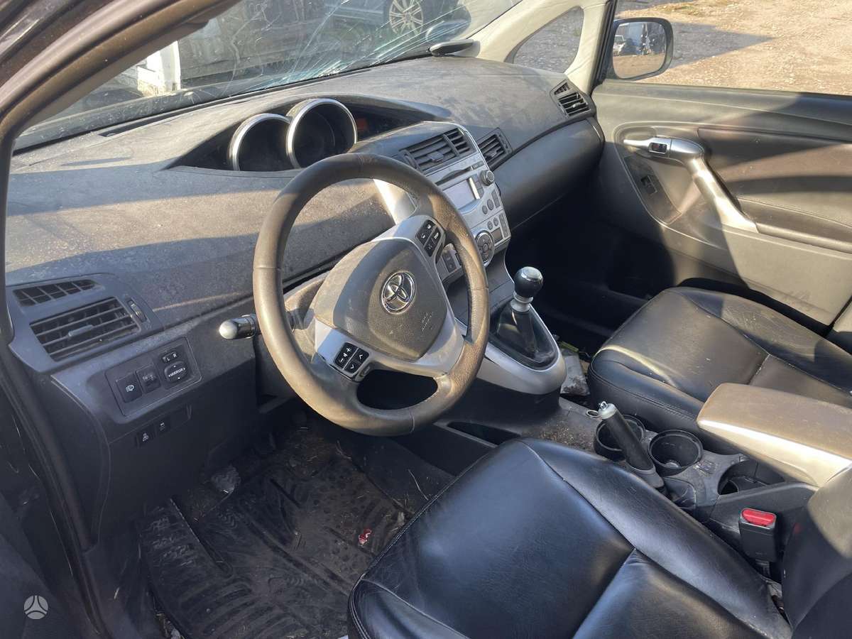 Toyota Verso dalimis
