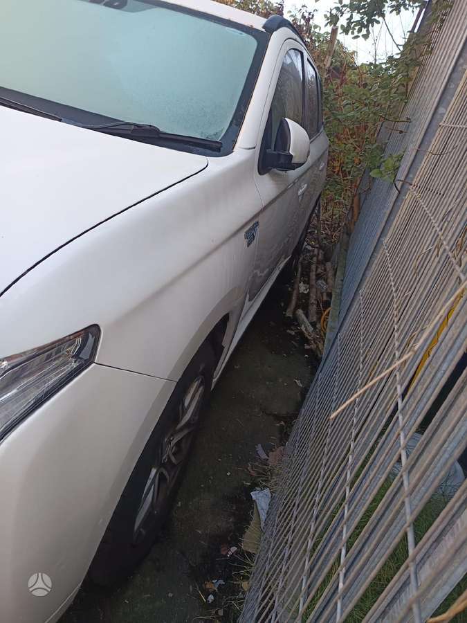 Mitsubishi Outlander dalimis