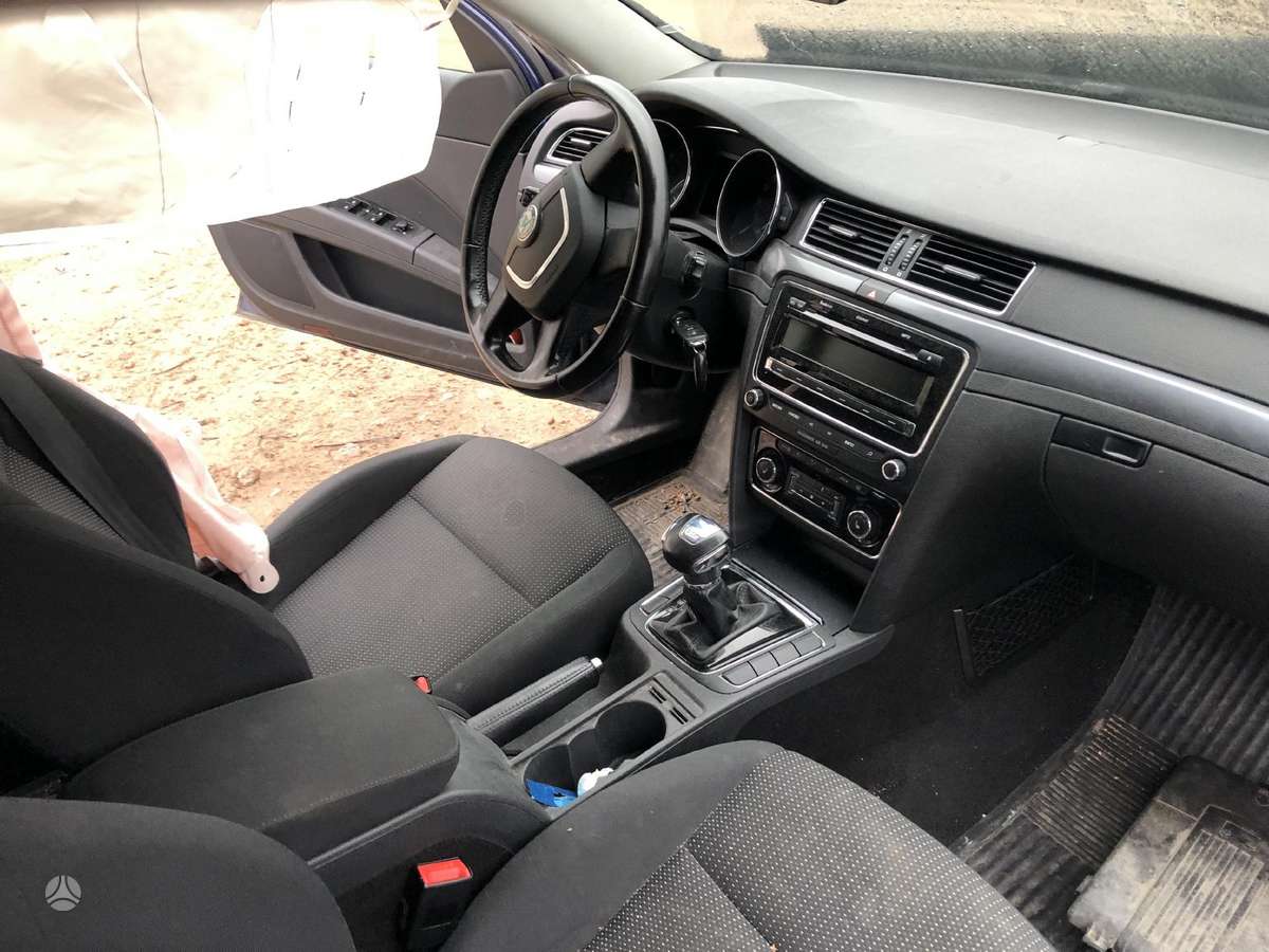 Skoda Superb dalimis