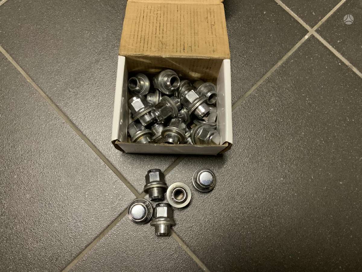 Originalios veržlės Toyota ratlankiams.