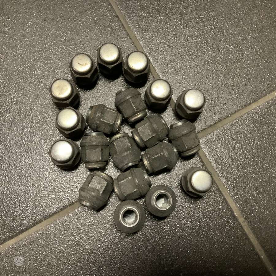 Originalios veržlės Toyota ratlankiams.
