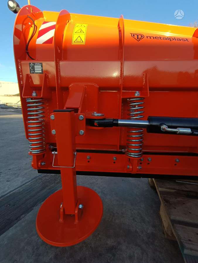 -Kita- YETI 3000, snow plows