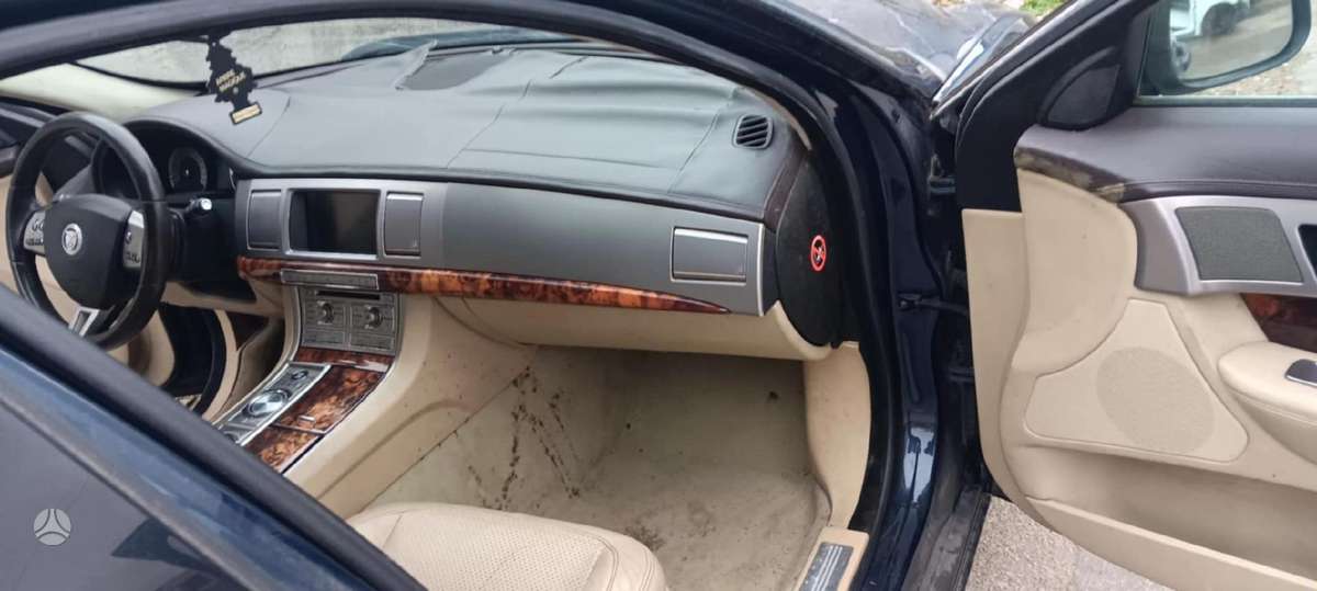 Jaguar XF dalimis
