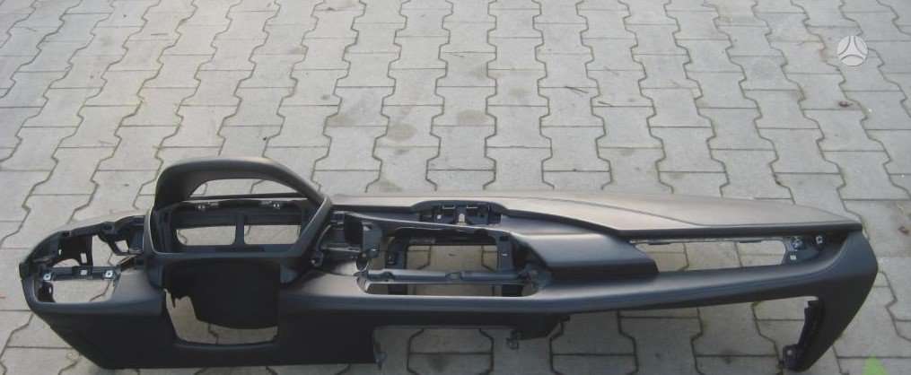 BMW i8 dashboard, airbags, seat belts