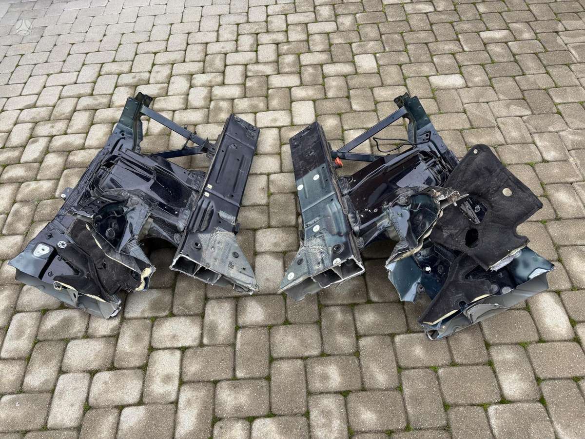 BMW X5 Tik kaire pusė likusi