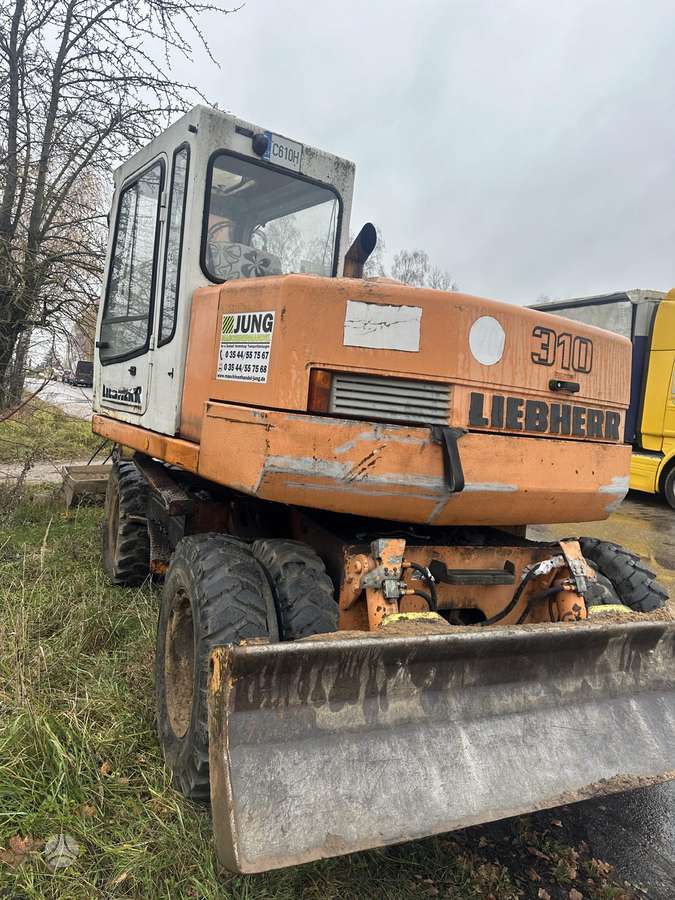 Liebherr A310, excavator