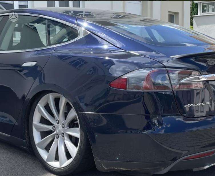 Tesla Model S Auto ardomas platesnė info telefonu
