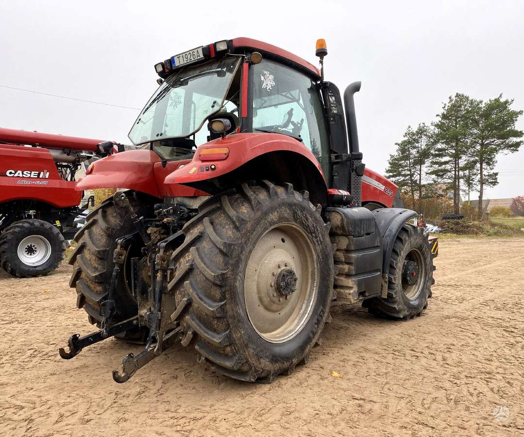 Case-IH Magnum 235, tractors
