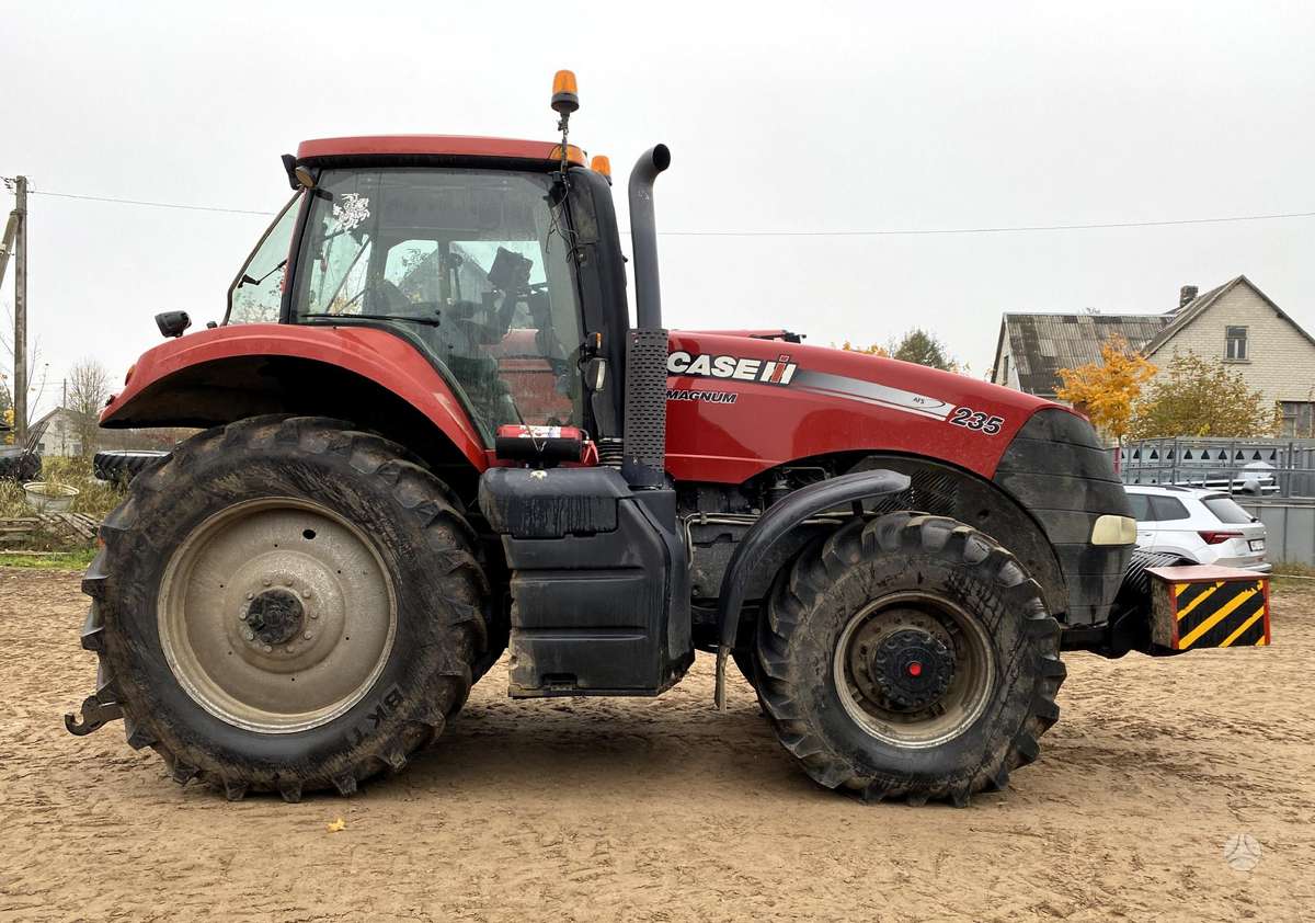 Case-IH Magnum 235, tractors