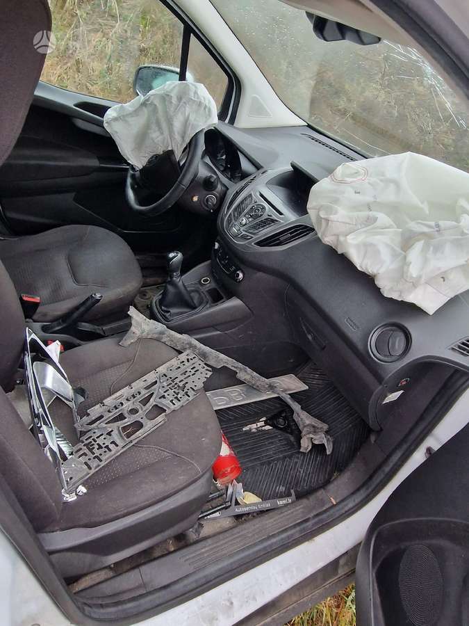 Ford Transit Courier dalimis