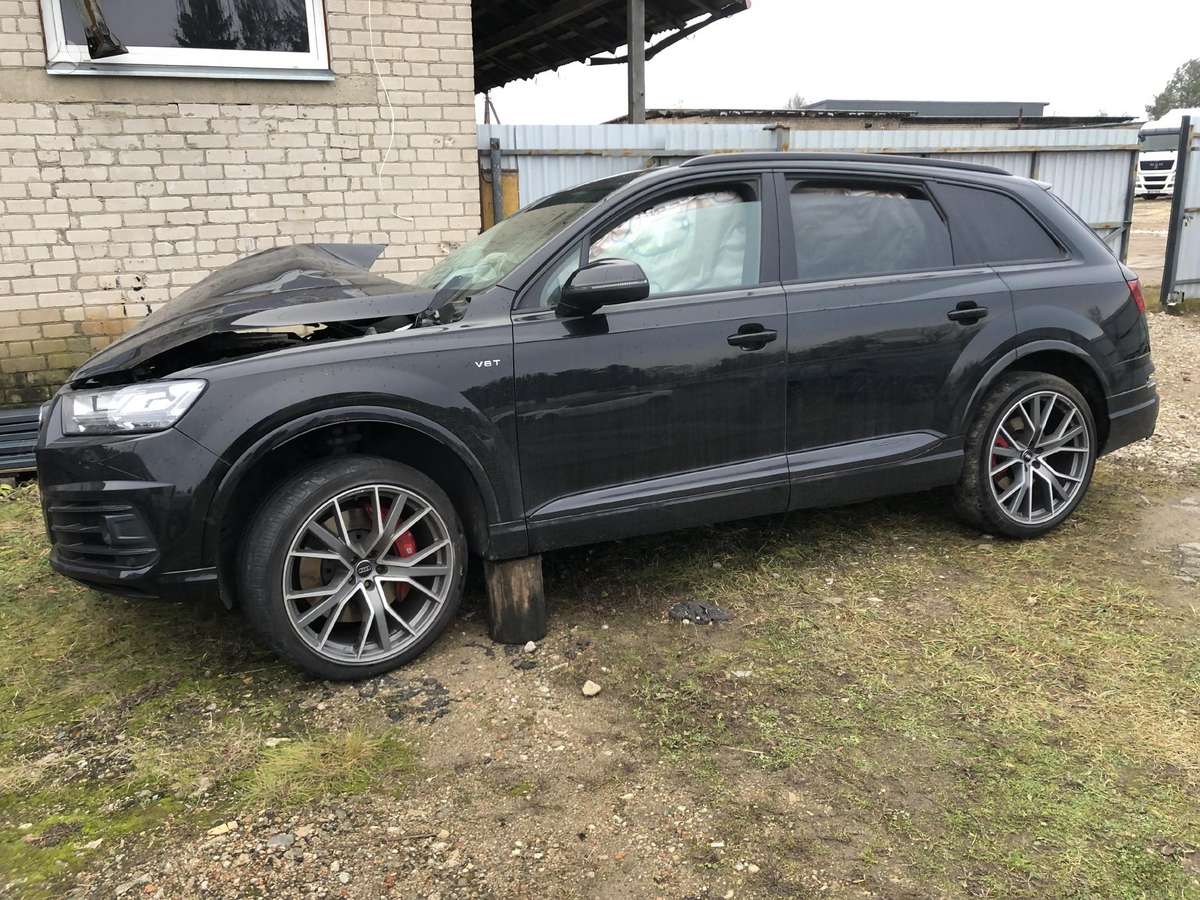Audi SQ7 dalimis. Ratu nera