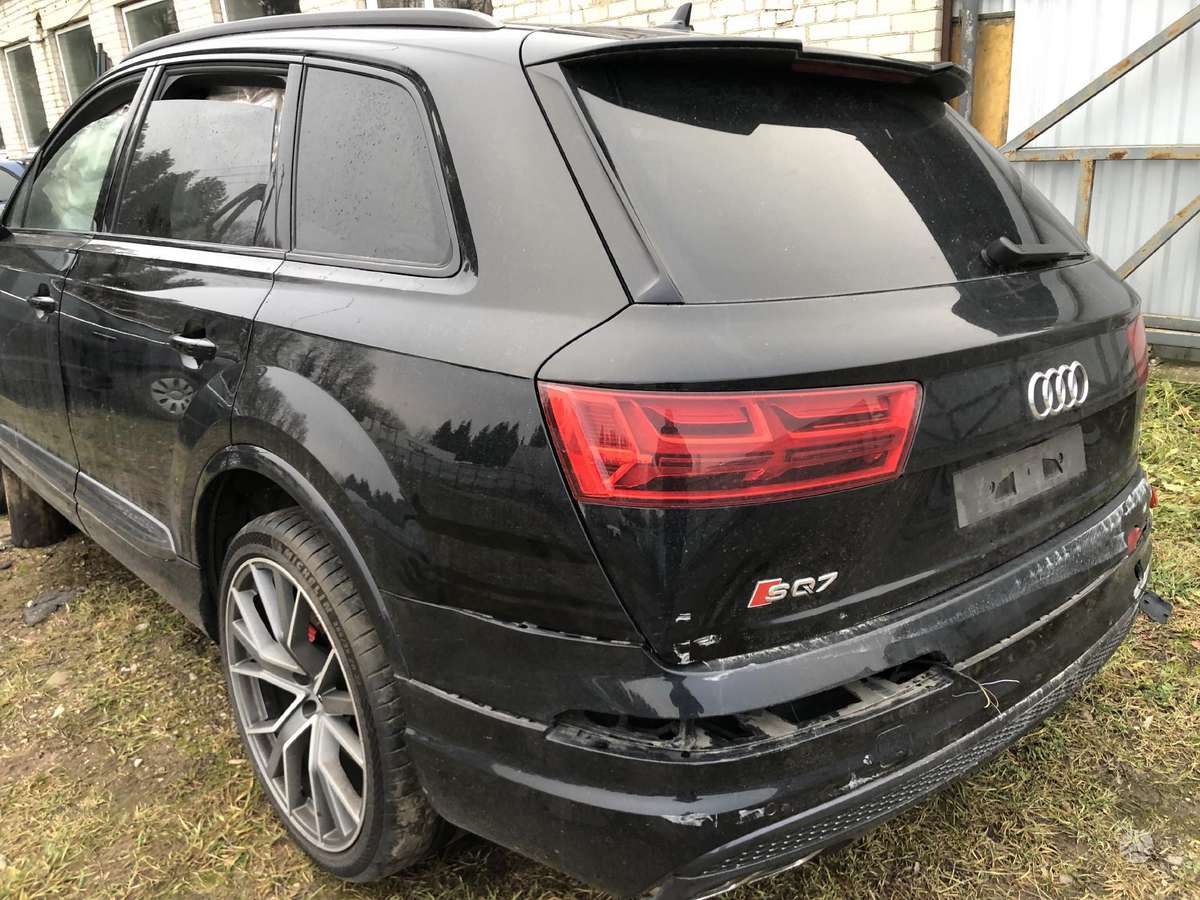 Audi Q7 dalimis. Ratu nera