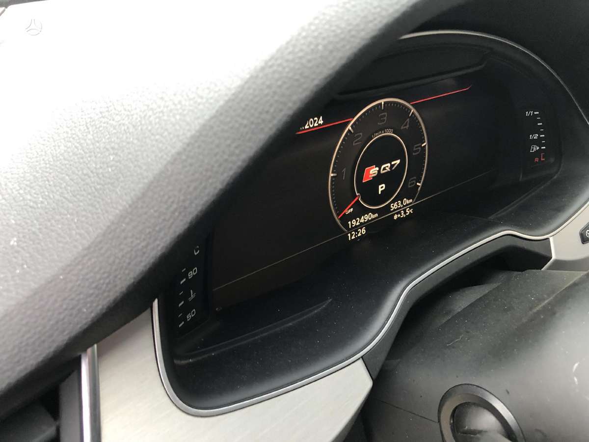 Audi Q7 dalimis. Ratu nera