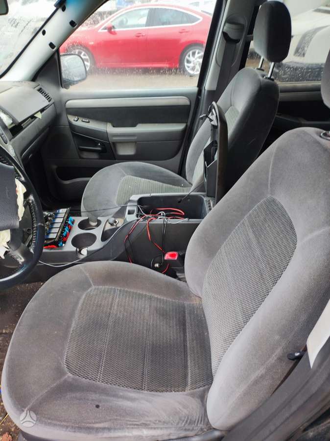 Ford Explorer dalimis. Dirbame nuo 9h iki 18h