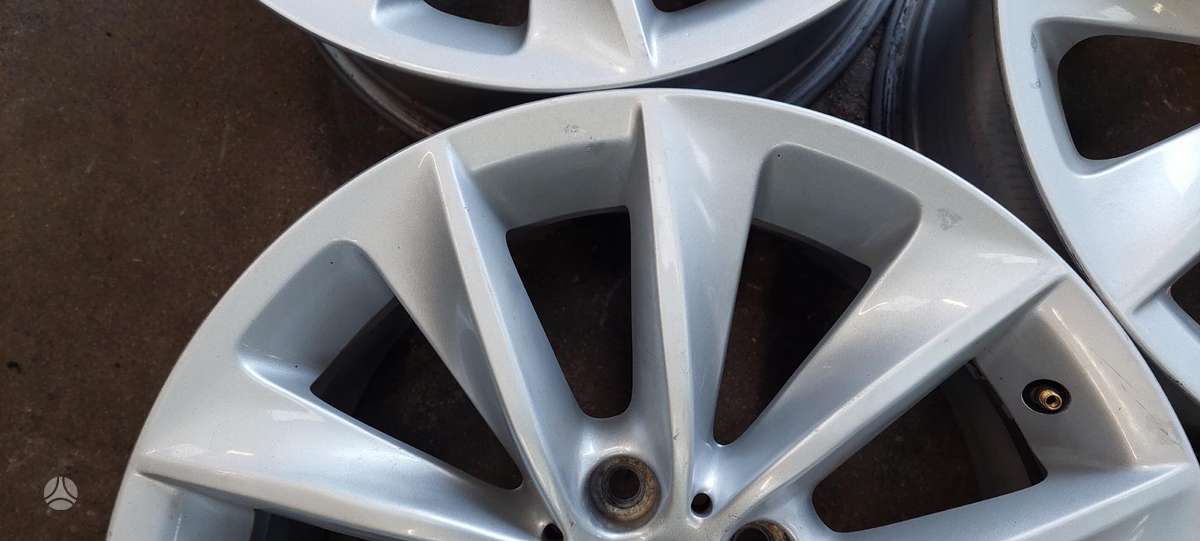 BMW, lengvojo lydinio, R18